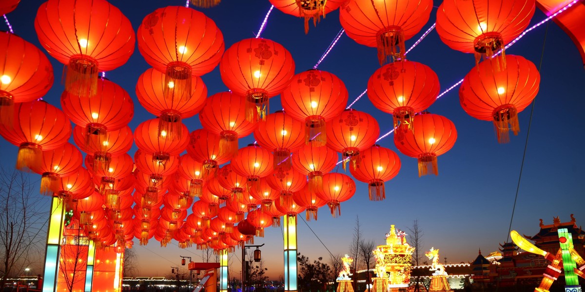 Святкові китайські ліхтарі червоного кольору
