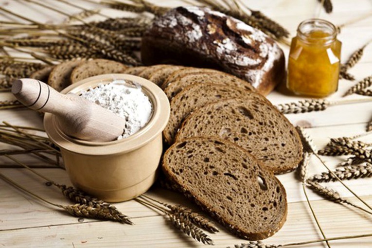 Хліб та пшениця на пістному столі