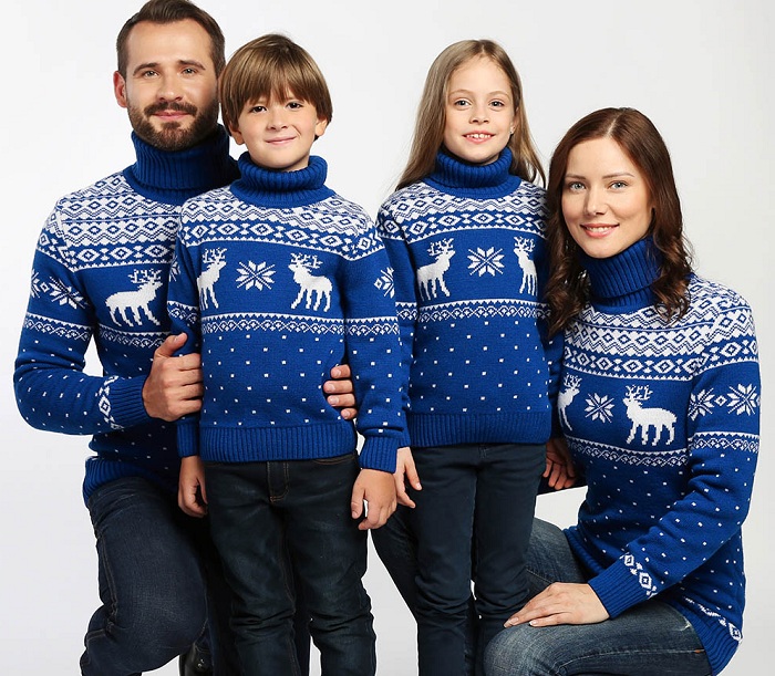 Батьки з дітьми в однакових светрах
