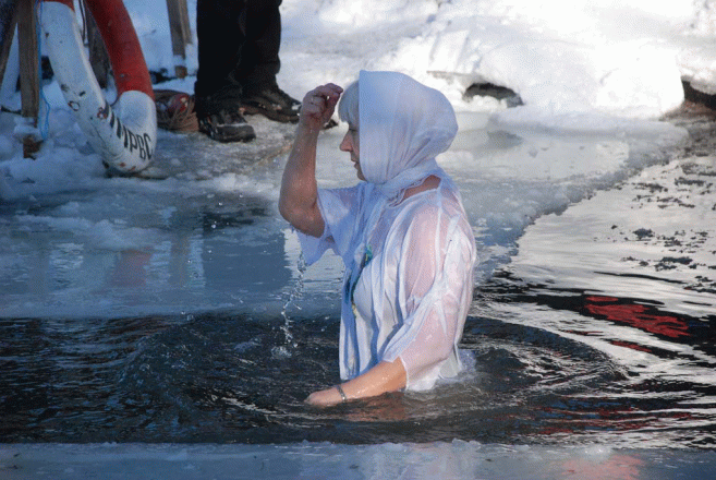 Жінка купається в ополонці 19 січня