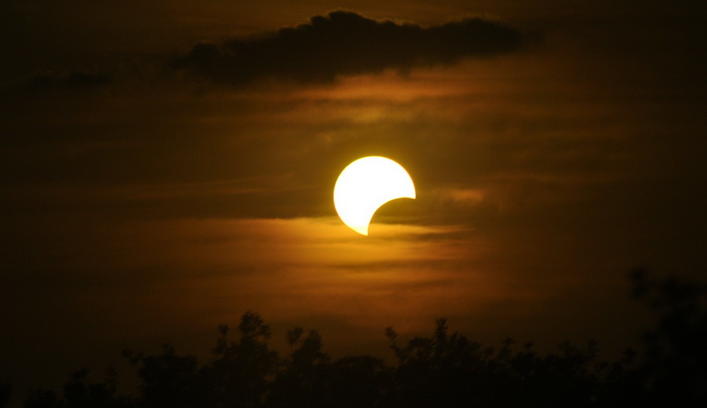 Природнє явище соняного затемнення