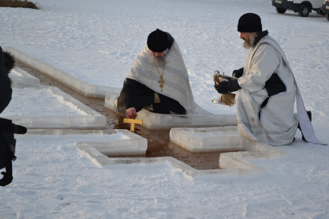 Священнослужителі освящають воду на Водохреще 2020