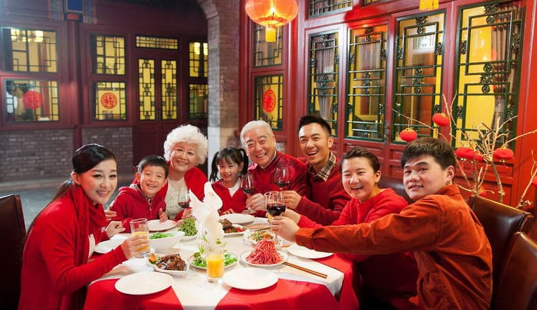 Китайська родина за столом