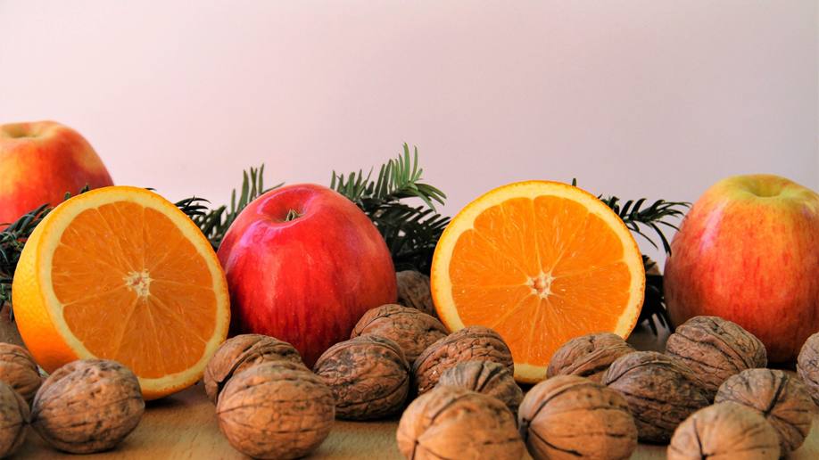Апельсини та яблука до новорічного столу