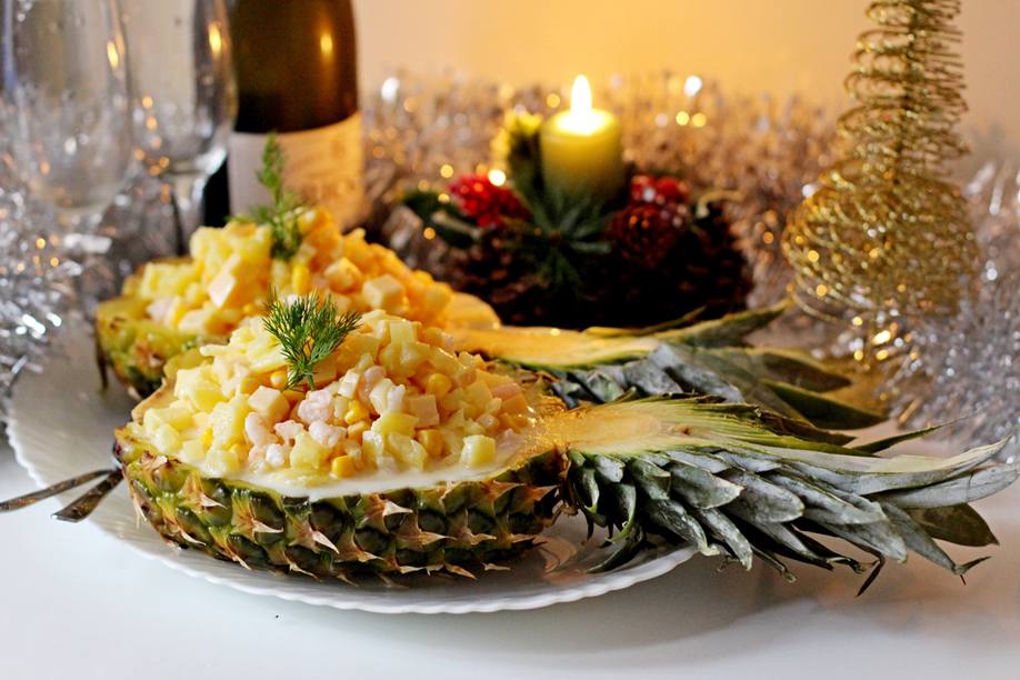 Салат до Нового року 2020 з ананасом - фото