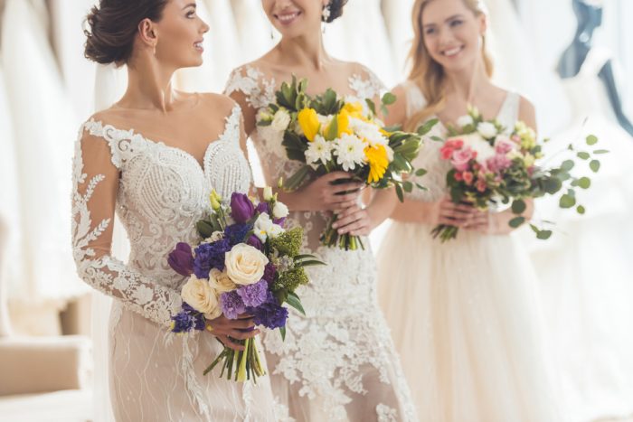 Фото - дівчата вдягнені в модні весільні сукні 