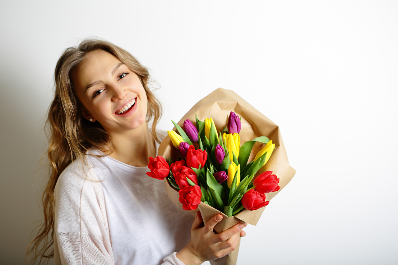 Жінці подарували квіти на свято 8 березня