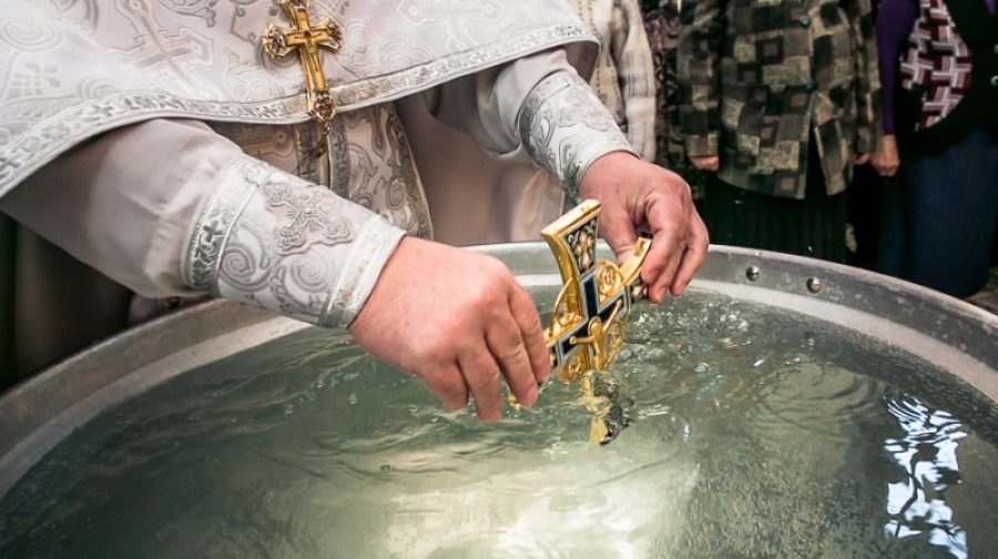 Освячення води в церкві 19 січня